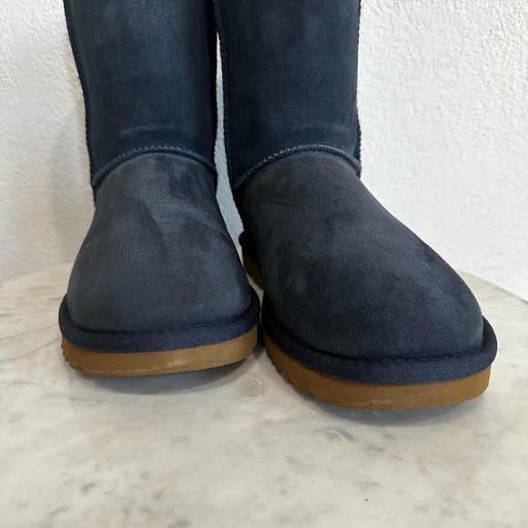 UGG CLASSIC SHORT II NAVY SHEARLING WATER RESISTANT BOOTS SIZE 8 - Picture 3 of 14